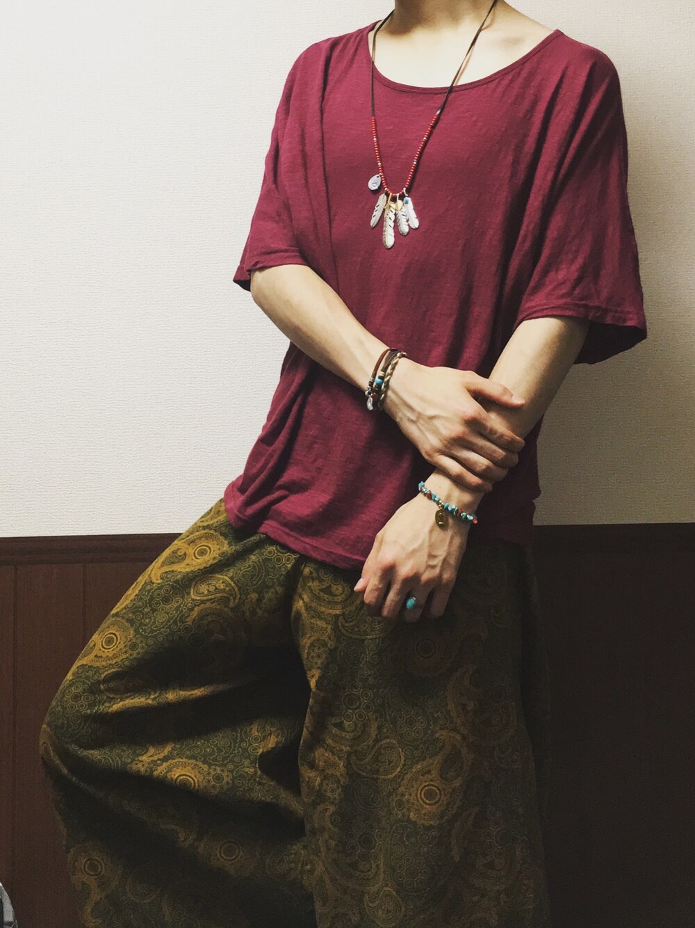 「古着、古着コーデ、柄パンツ、無地T、無地Tシャツ」｜「古着のアイテム（Tシャツ/カットソー、レッド系）」を使った、加賀谷佳月さん（メンズ・175cm）の夏コーディネートの1枚目の写真
