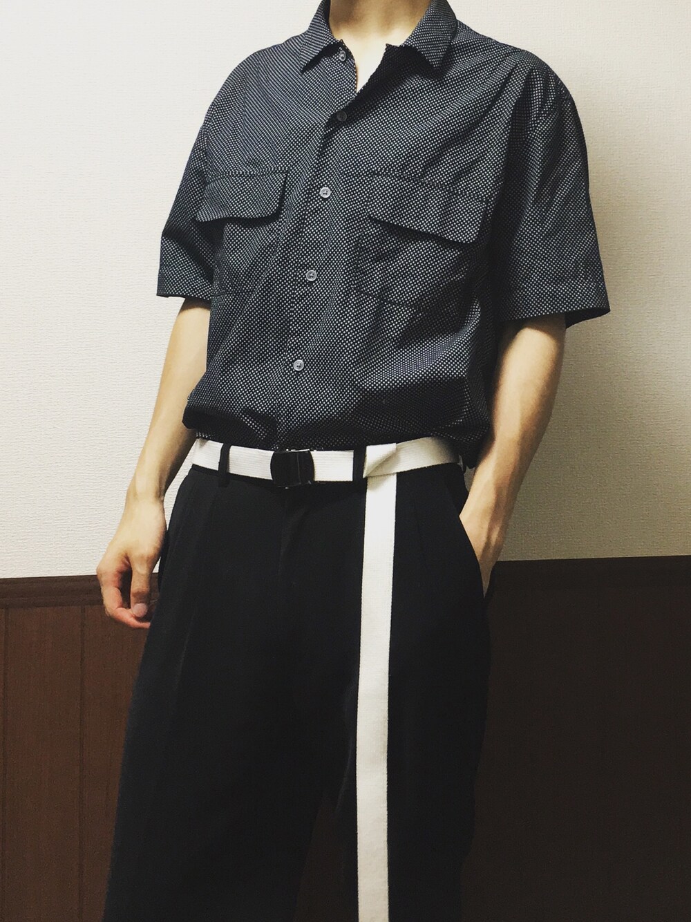「タックイン、ガチャベルト」｜「古着のアイテム（シャツ/ブラウス、グレー系）」を使った、加賀谷佳月さん（メンズ・175cm）の夏コーディネートの1枚目の写真