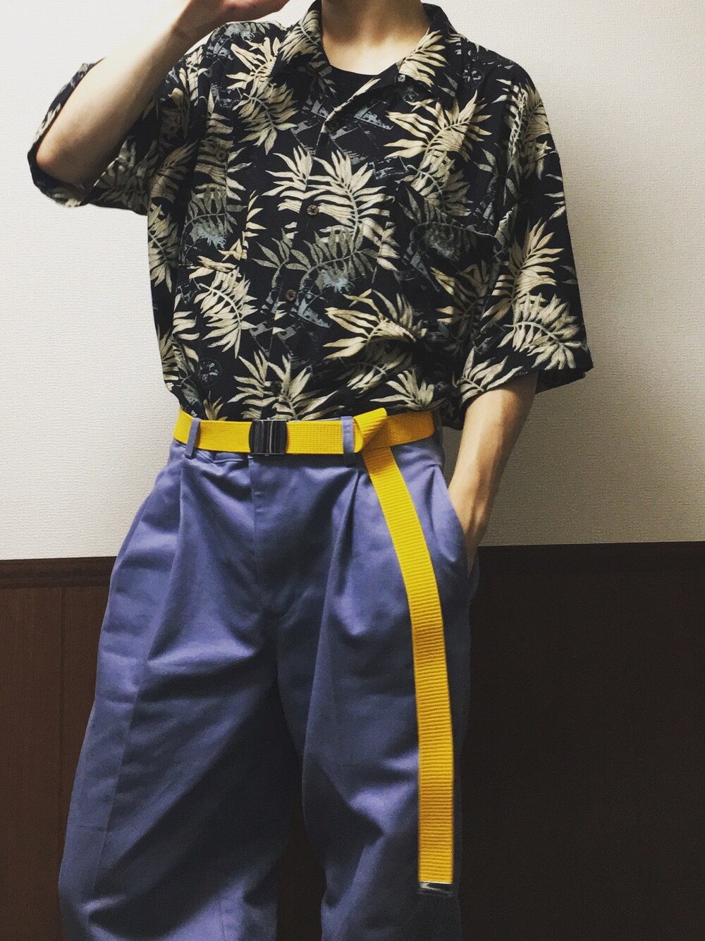 「古着、柄シャツ、ガチャベルト、タックイン」｜「古着のアイテム（カーゴパンツ、ブルー系）」を使った、加賀谷佳月さん（メンズ・175cm）の夏コーディネートの1枚目の写真