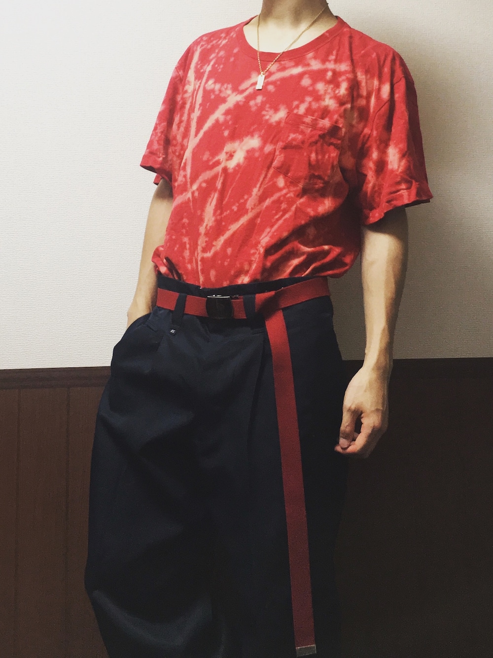 「Tシャツ、ガチャベルト 赤、ガチャベルト」｜「WEGOのアイテム（Tシャツ/カットソー、レッド系）」を使った、加賀谷佳月さん（メンズ・175cm）の夏コーディネートの1枚目の写真