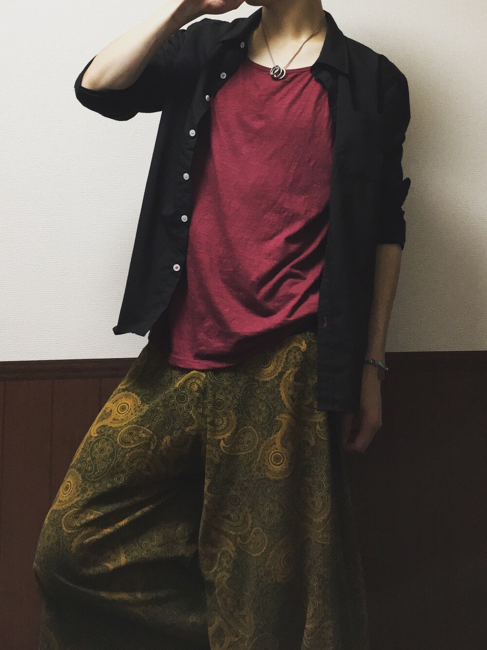 「柄パンツ、古着」｜「古着のアイテム（Tシャツ/カットソー、レッド系）」を使った、加賀谷佳月さん（メンズ・175cm）の夏コーディネートの1枚目の写真