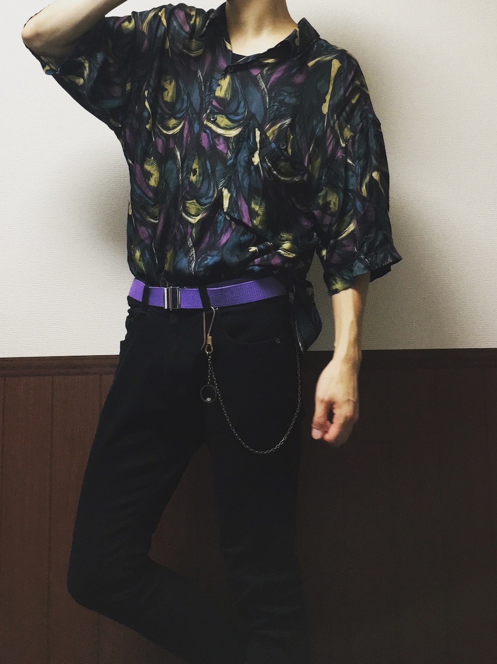 「柄シャツ、古着、ガチャベルト、黒スキニー」｜「古着のアイテム（シャツ/ブラウス、その他）」を使った、加賀谷佳月さん（メンズ・175cm）の夏コーディネートの1枚目の写真