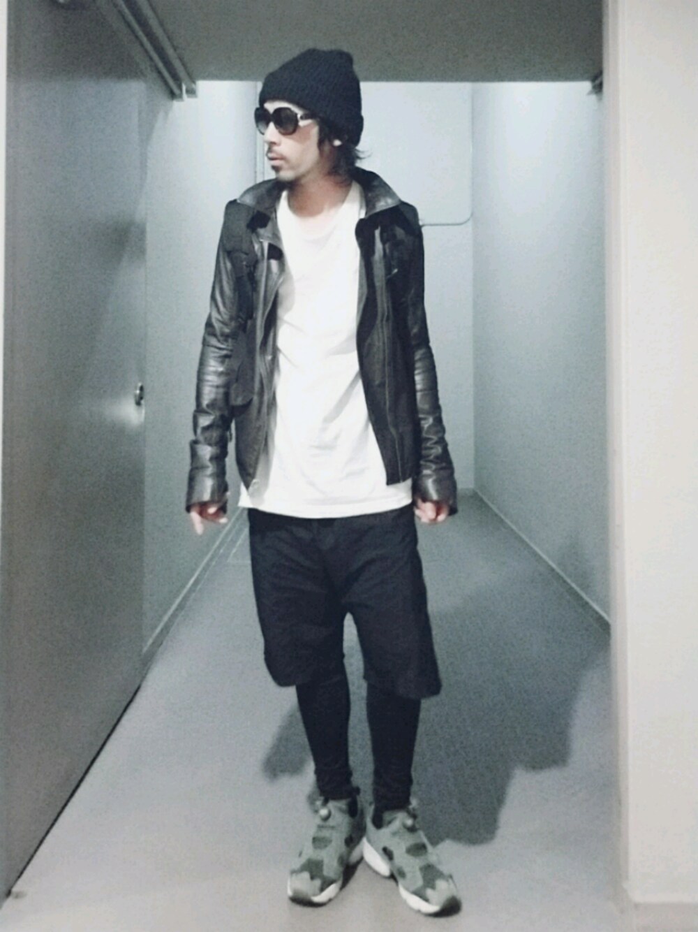 「秋コーデ、レザージャケット、ライダース、ブラック、ootd、outfit、大人カジュアル、オトナカジュアル、RICK OWENS」｜「MARC JACOBSのMarc Jacobs - オーバーサイズ サングラス - women - アセテート - ワンサイズ（サングラス、ブラック系）」を使った、OGAさん（メンズ・169cm）の秋コーディネートの1枚目の写真
