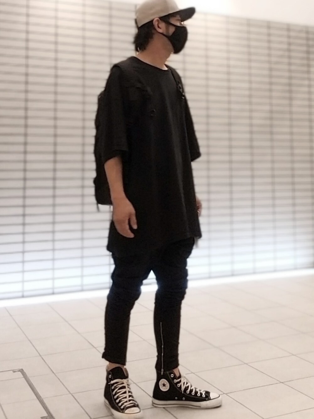 ブラック系のTシャツ/カットソー、ブラック系のその他パンツ、ブルー系のバックパック/リュックを着用したメンズの秋コーディネートの1枚目の写真