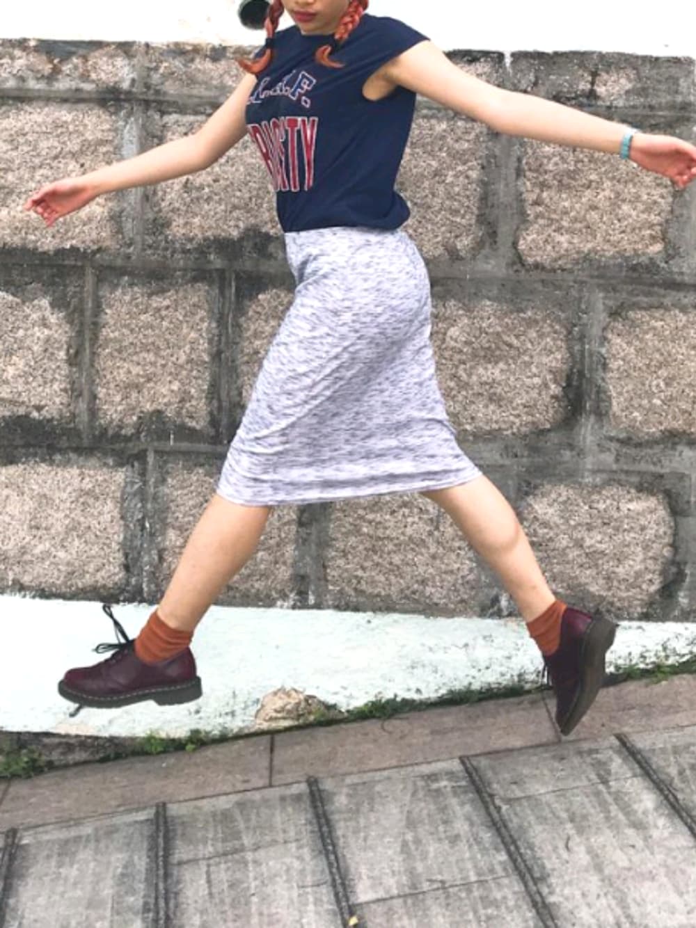 「summer、VINTAGE、街拍、DrMartens、midiskirt、boyfriend、contrast color、香港、street、日常」｜「cotton onのアイテム（スカート、グレー系）」を使った、Zoeさん（レディース・165cm）の春コーディネートの1枚目の写真
