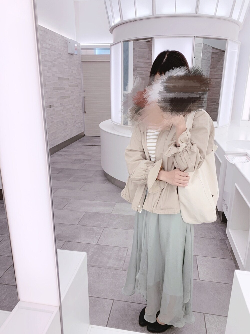 「ゆるコーデ、パステルカラー、通勤コーデ、春コーデ、agnes b.、Vannie U、OLIVE des OLIVE、シンプル、社会人」｜「OLIVE des OLIVEの[再入荷決定!]フード付きマウンテンパーカー（マウンテンパーカー、ベージュ系）」を使った、うなさん（レディース・153cm）の春コーディネートの1枚目の写真