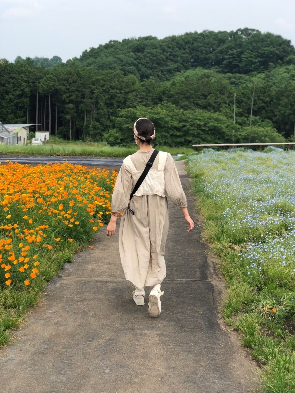 「サンダル、春夏コーデ、サンダルに靴下、消えそうな色コーデ、ベージュ、ワントーンコーデ、ビスチェ」｜「ehka sopoの綿レースビスチェ（シャツ/ブラウス、ホワイト系）」を使った、うなさん（レディース・153cm）の春コーディネートの1枚目の写真