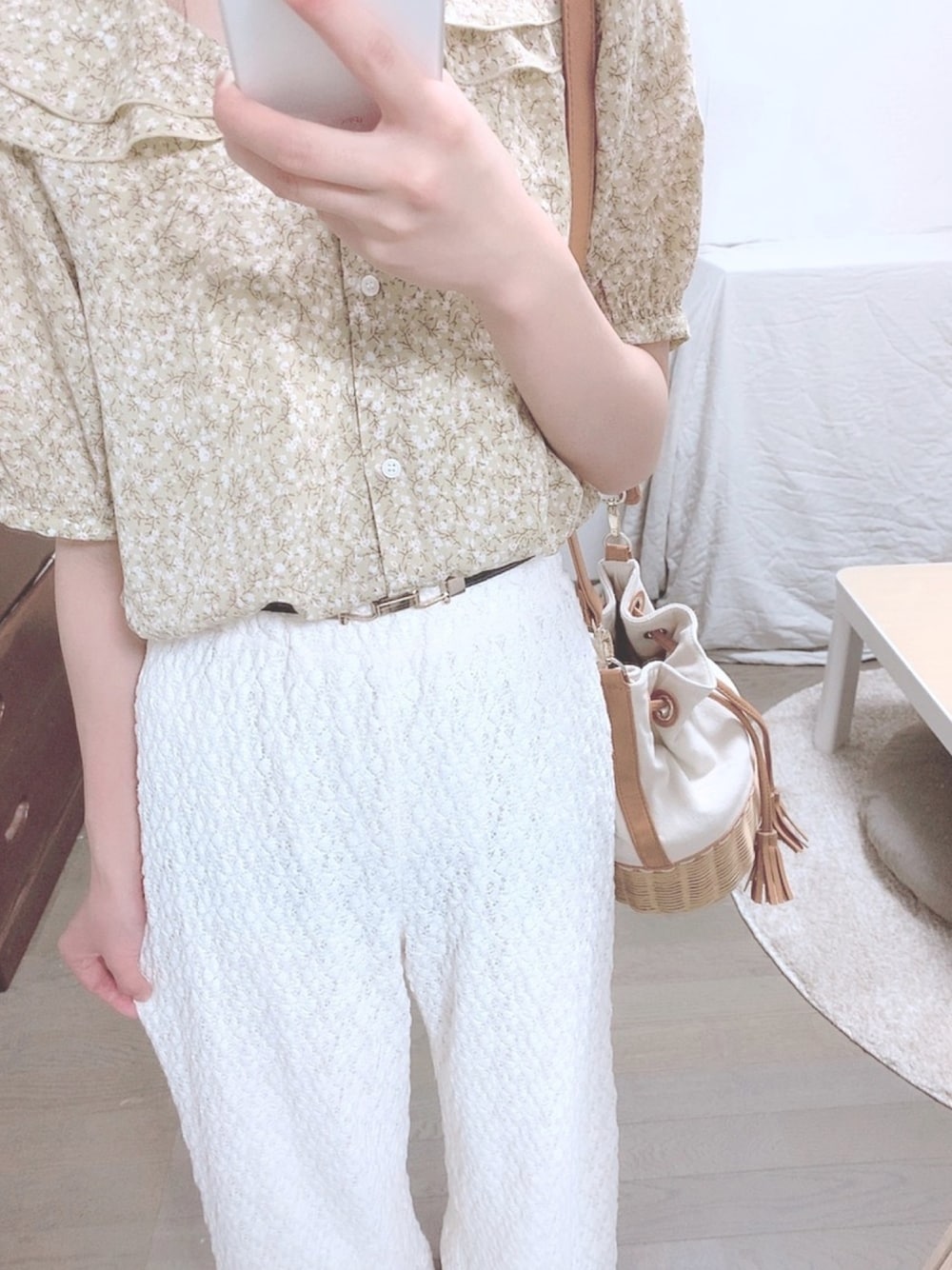 「ラクチンコーデ、巾着バッグ、レースパンツ、花柄ブラウス、ホワイト、ゆるコーデ、カジュアルコーデ、低身長コーデ、GU、ehka sopo」｜「ehka sopoの花柄二重衿ブラウス（シャツ/ブラウス、ベージュ系）」を使った、うなさん（レディース・153cm）の春コーディネートの1枚目の写真