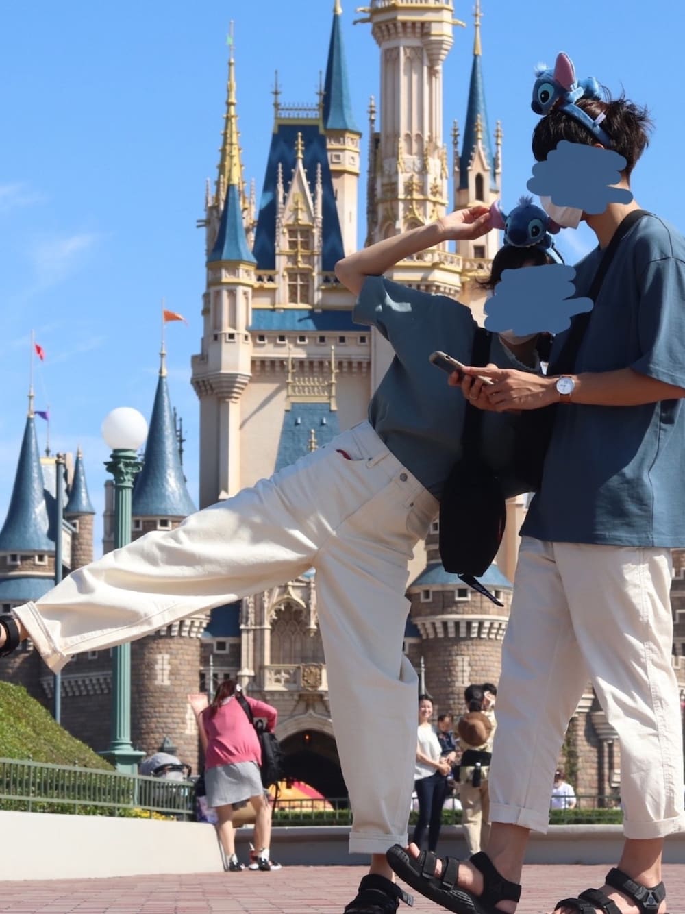 「カジュアル、おそろいコーデ、カップルコーデ、シミラールック、ホワイトパンツ、GU、スポサン、夏だ！Tシャツ着よう！、プチプラコーデ、ディズニー」｜「GUのアイテム（パンツ、ホワイト系）」を使った、うなさん（レディース・153cm）の夏コーディネートの1枚目の写真