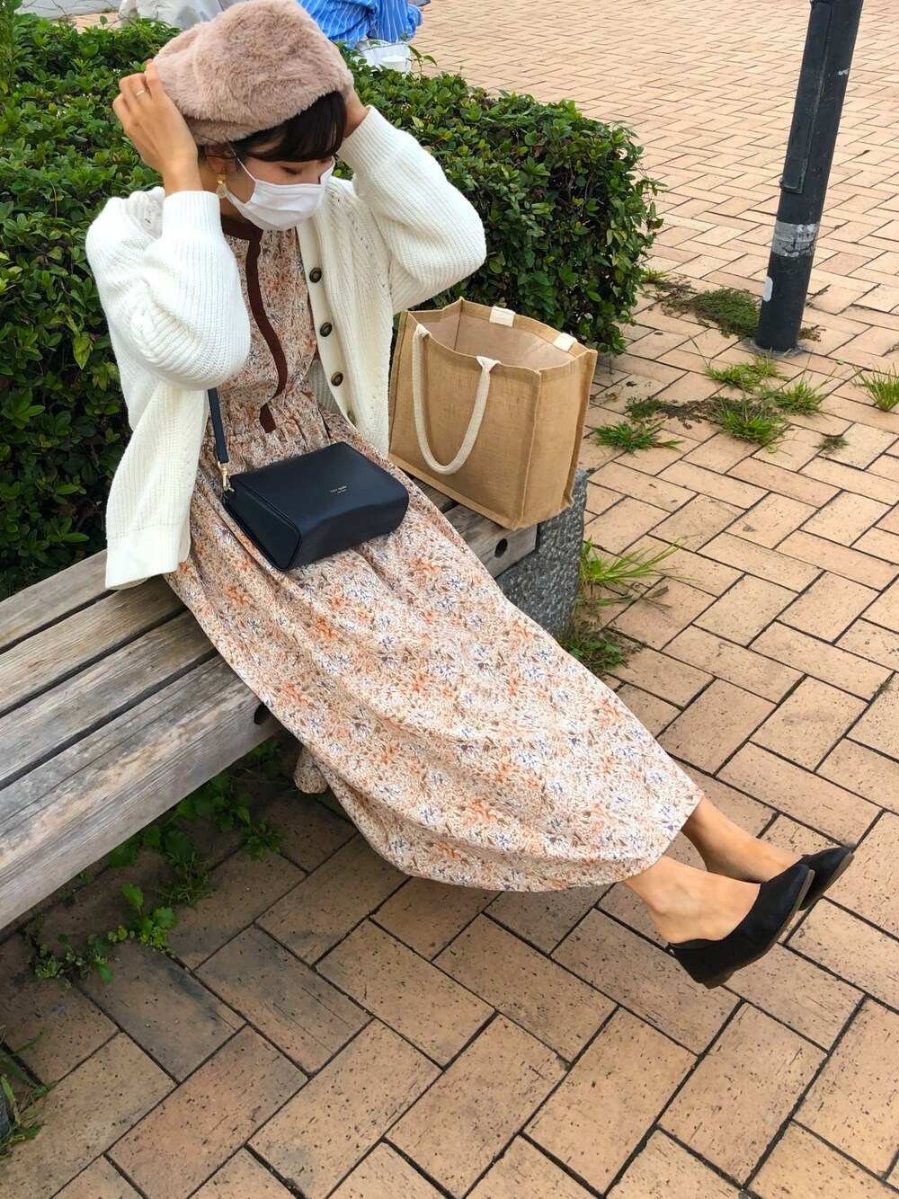 「ゆるコーデ、カジュアル、秋服準備はじめました、ラフコーデ、秋コーデ、ブラウンコーデ、ehka sopo、ナチュラル、ベレー帽、ワントーンコーデ」｜「ehka sopoのクレリック花柄ワンピース（ワンピース、ベージュ系）」を使った、うなさん（レディース・153cm）の秋コーディネートの1枚目の写真