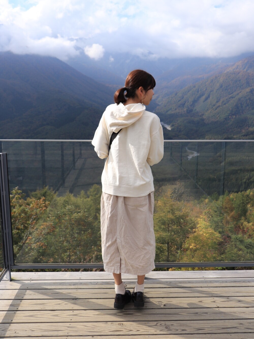 「秋コーデ、ゆるコーデ、低身長コーデ、ラクチンコーデ、秋服準備はじめました」｜「MILKFED.のK BAR BIG SWEAT HOODIE（パーカー、ホワイト系）」を使った、うなさん（レディース・153cm）の秋コーディネートの1枚目の写真