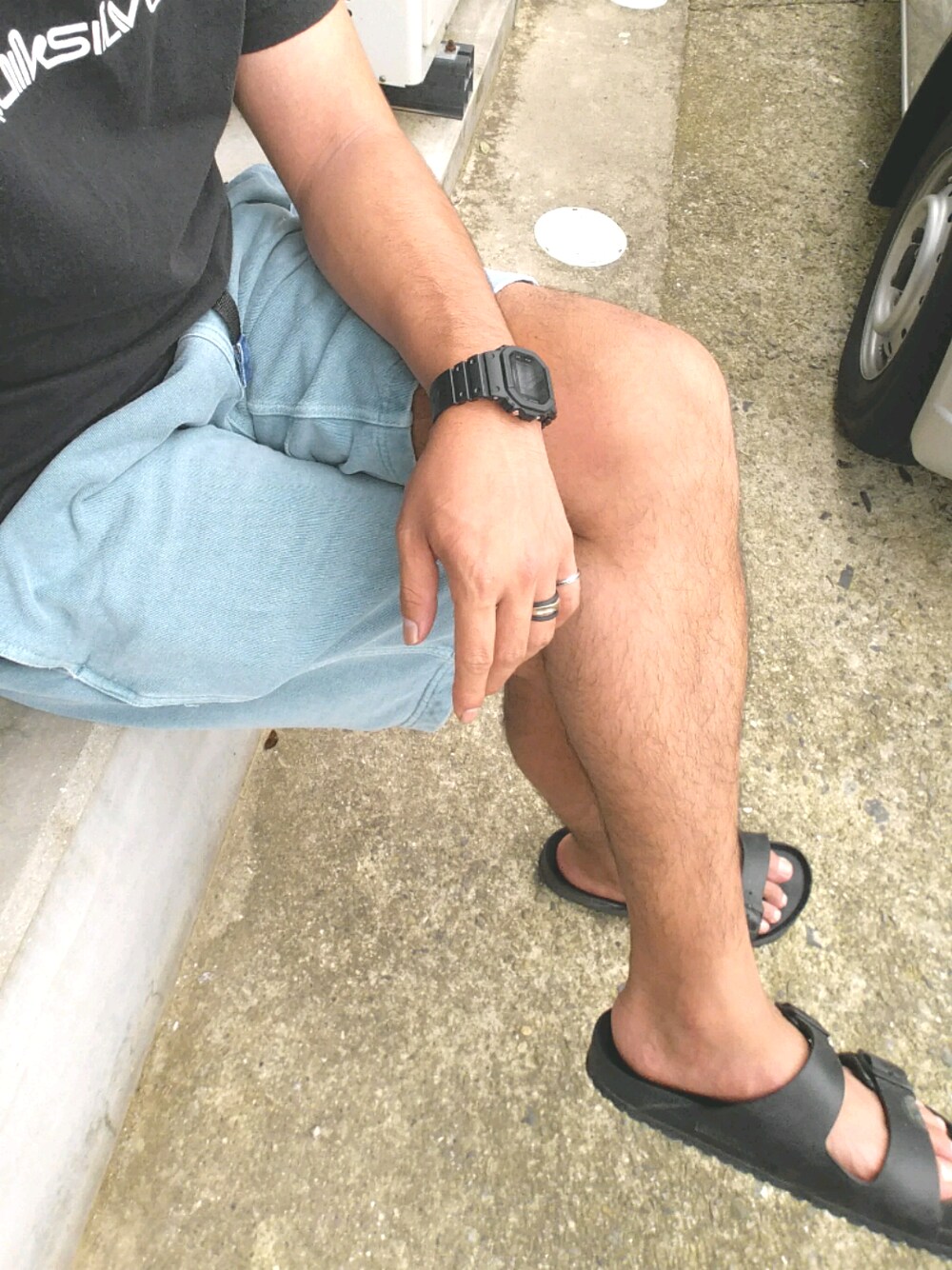 グリーン系のその他パンツ、ブラック系のサンダル、ブラック系のデジタル腕時計を着用したメンズの夏コーディネートの1枚目の写真