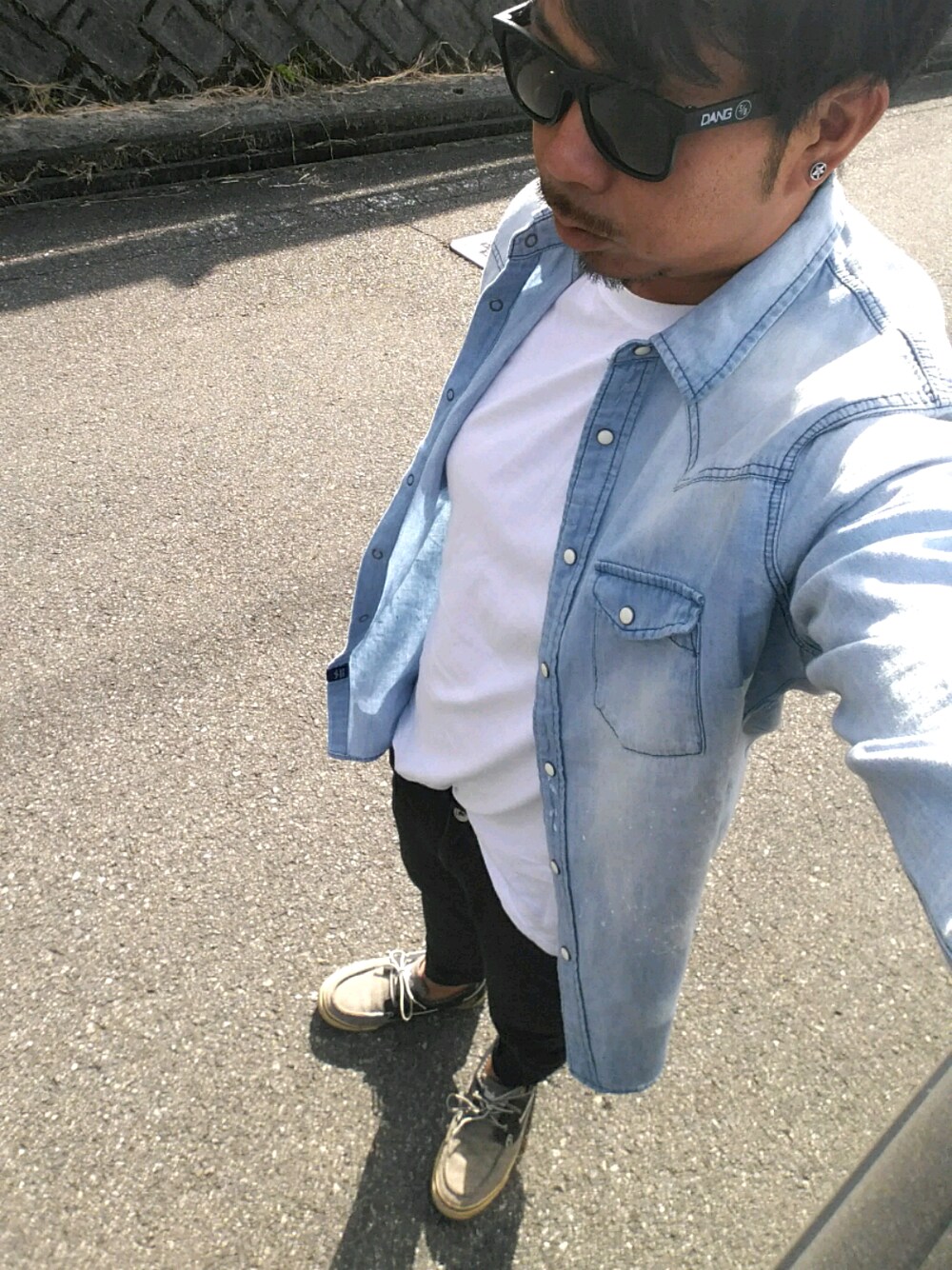 「BAYFLOW(BAYFLOW)、シンプル、カジュアルコーデ、秋のコーデ、黒パンツ、シャツスタイル、GU、白Tシャツ、大人カジュアル、サングラス」｜「DANG SHADESの【SURF/BRAND】COLABO Shades（サングラス、ブラック系）」を使った、mightyfly12さん（メンズ・177cm）の秋コーディネートの1枚目の写真