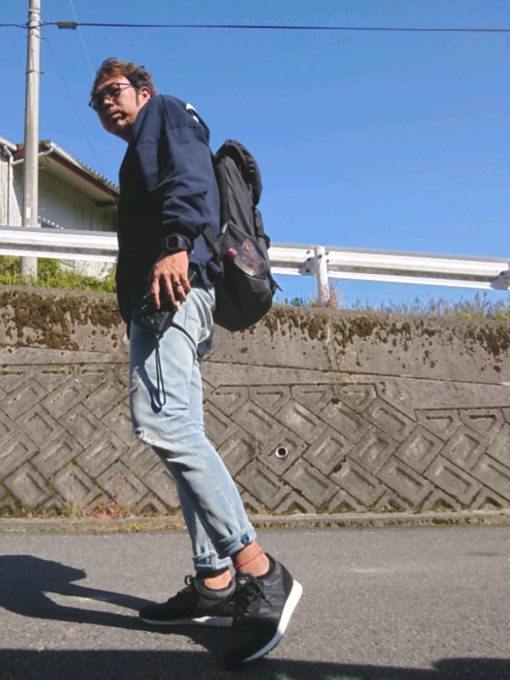 「adidas、BAYFLOW(BAYFLOW)、G-SHOCK、秋服、休日スタイル、オトナカジュアル、スニーカー、ニクソン(NIXON)、リュック、ラフ」｜「SILVER BULLETのアイテム（メガネ、ブラック系）」を使った、mightyfly12さん（メンズ・177cm）の秋コーディネートの1枚目の写真