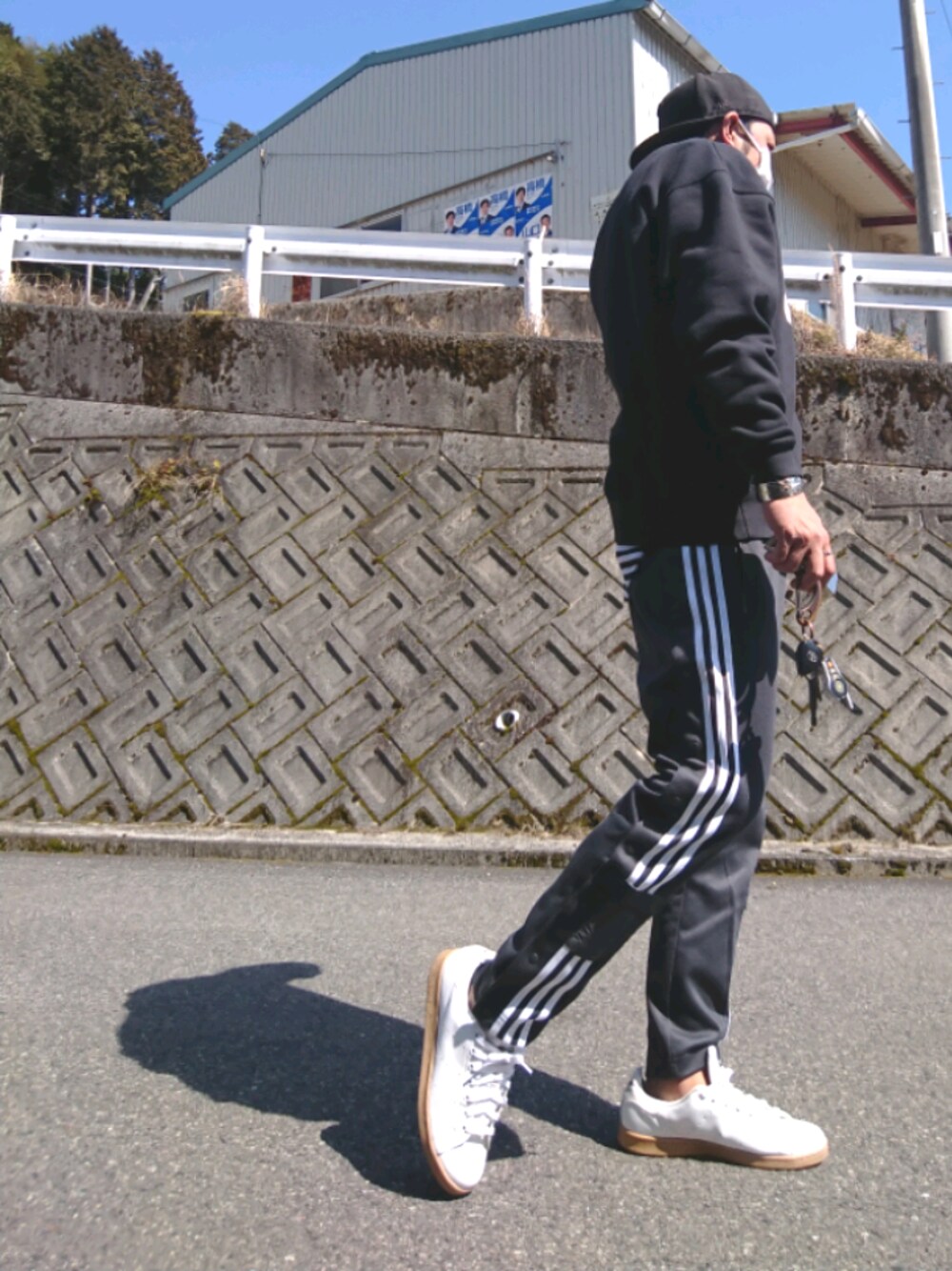 「ラフ、シンプル、G-SHOCK、フリークスストア、スニーカー、スタンスミス、adidas、大人カジュアル、トラックパンツ」｜「NEW ERAのアイテム（キャップ、ブラック系）」を使った、mightyfly12さん（メンズ・177cm）の春コーディネートの1枚目の写真