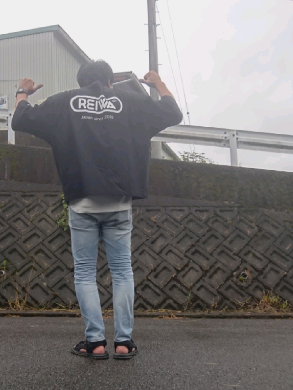 「夏コーデ、ビッグシルエット、シンプルコーデ、ラフ、大人カジュアル、G-SHOCK、デニム、BAYFLOW(BAYFLOW)」｜「FREAK'S STOREのWEB限定 CHOW DOWN/チャウダウン 【令和】 REIWA HYPER BIG TEE/ビッグシルエット Tシャツ（Tシャツ/カットソー、ブラック系）」を使った、mightyfly12さん（メンズ・177cm）の夏コーディネートの1枚目の写真