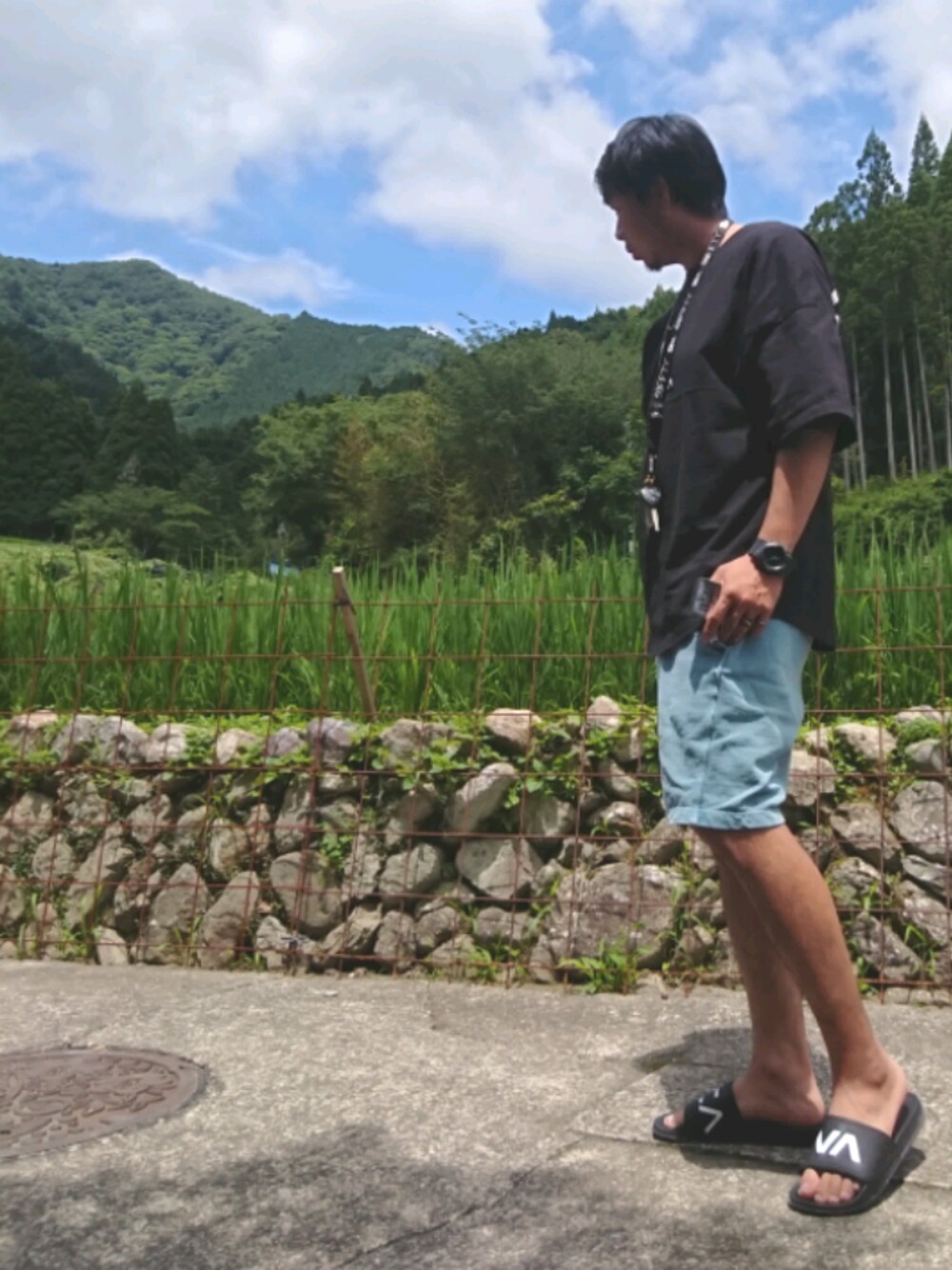 「シンプル、ラフ、サンダル、rvca、G-SHOCK、短パン、BAYFLOW(BAYFLOW)、フリークスストア」｜「RVCAのWEB限定 RVCA/ルーカ ARCH RVCA ロゴ 半袖Tシャツ（Tシャツ/カットソー、ブラック系）」を使った、mightyfly12さん（メンズ・177cm）の夏コーディネートの1枚目の写真