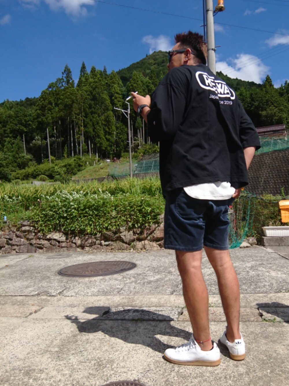 「夏コーデ、大人カジュアル、シンプル、オーバーサイズ、ビッグT、スタンスミス、スニーカー、フリークスストア、BAYFLOW(BAYFLOW)」｜「FREAK'S STOREのWEB限定 CHOW DOWN/チャウダウン 【令和】 REIWA HYPER BIG TEE/ビッグシルエット Tシャツ（Tシャツ/カットソー、ブラック系）」を使った、mightyfly12さん（メンズ・177cm）の夏コーディネートの1枚目の写真