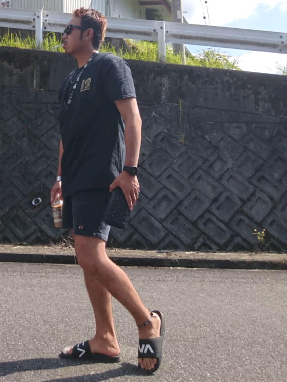 「大人カジュアル、休日コーデ、ネイビー、G-SHOCK、フリークスストア、rvca、タンパンスタイル」｜「DANG SHADESの【SURF/BRAND】COLABO Shades（サングラス、ブラック系）」を使った、mightyfly12さん（メンズ・177cm）の秋コーディネートの1枚目の写真