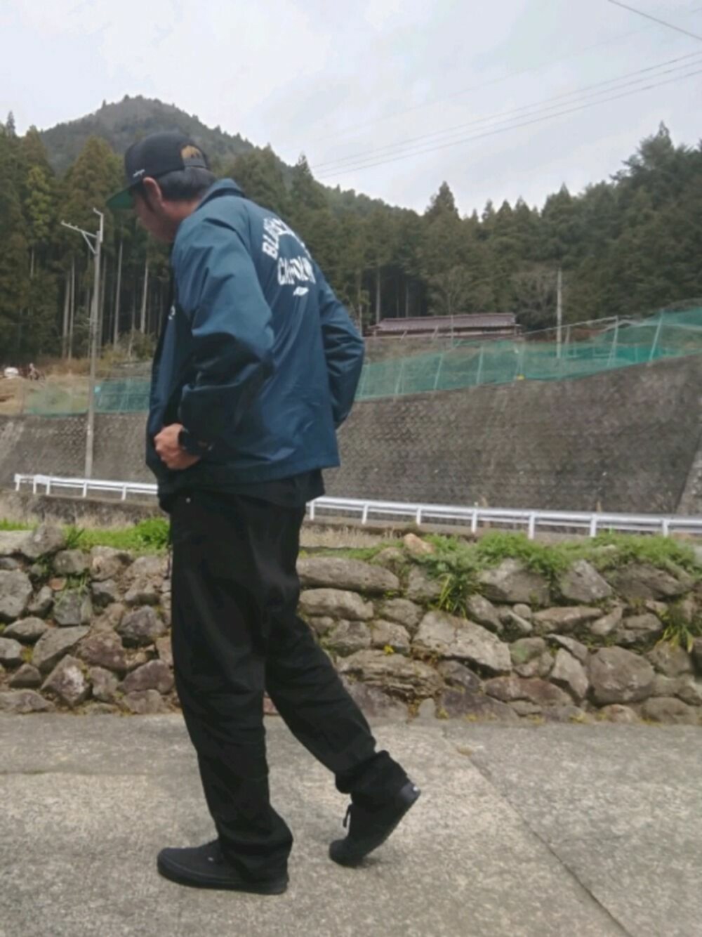 「きれいめカジュアル、休日スタイル、スニーカー、ブラック、コーチジャケット、BAYFLOW(BAYFLOW)、ゆったりコーデ、オトナカジュアル」｜「BAYFLOWのBAYFLOW／【Cardinal Activewear(カーディナルアクティブウェア)】別注プリント コーチジャケット（ナイロンジャケット、ブルー系）」を使った、mightyfly12さん（メンズ・177cm）の春コーディネートの1枚目の写真