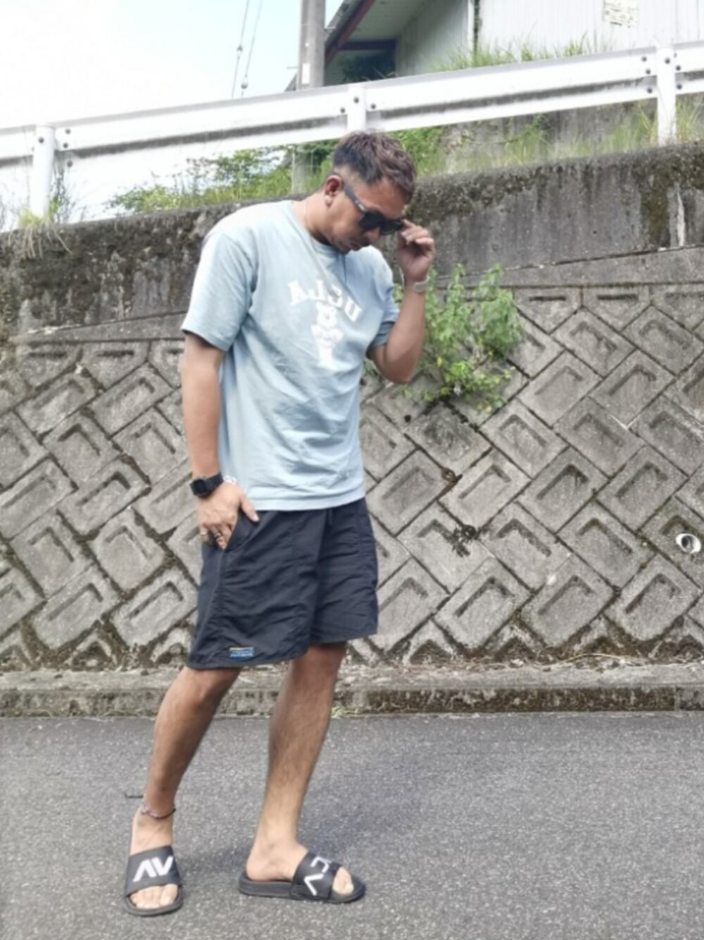 「ゆるコーデ、Tシャツ、シンプル、ラフ、サンダル、夏コーデ、シンプルコーデ」｜「DANG SHADESの【SURF/BRAND】COLABO Shades（サングラス、ブラック系）」を使った、mightyfly12さん（メンズ・177cm）の夏コーディネートの1枚目の写真