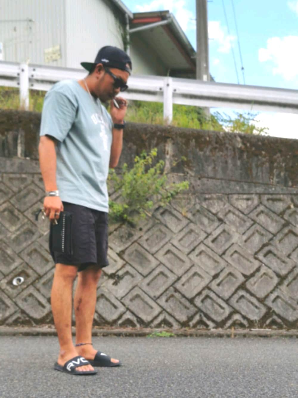 「大人コーデ、ラフ、シンプル、休日スタイル、フリークスストア」｜「BAYFLOWの【SURF & NORF】フラットCAP（キャップ、ブラック系）」を使った、mightyfly12さん（メンズ・177cm）の秋コーディネートの1枚目の写真