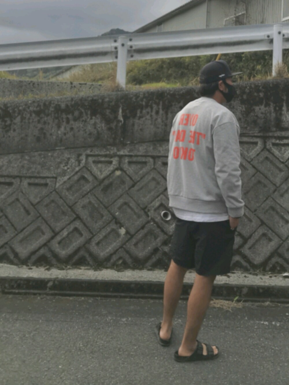 「ラフ、シンプル、休日スタイル、オトナカジュアル、シンプルコーデ、カジュアルコーデ」｜「BAYFLOWの【SURF & NORF】フラットCAP（キャップ、ブラック系）」を使った、mightyfly12さん（メンズ・177cm）の春コーディネートの1枚目の写真