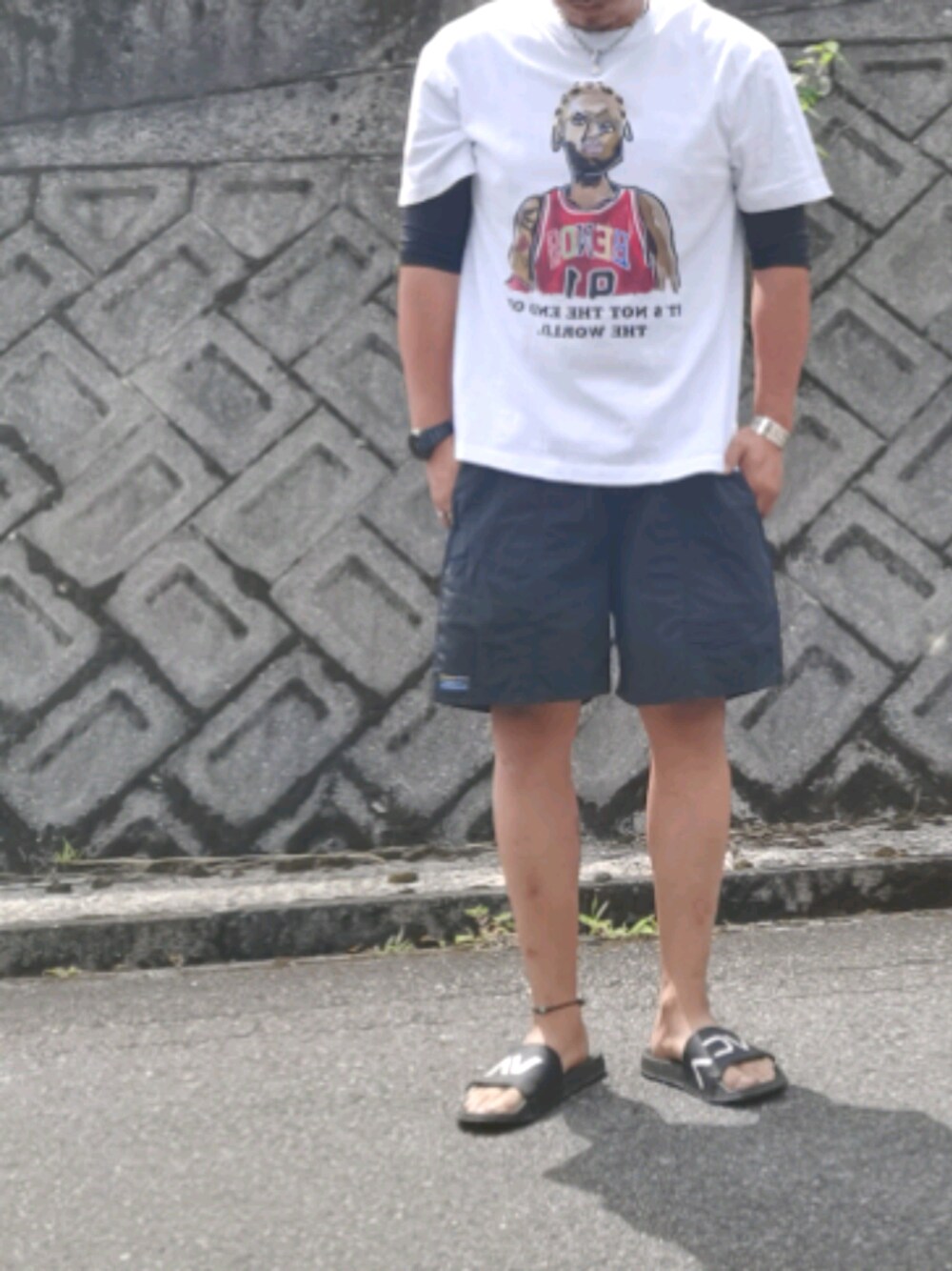 「大人カジュアル、シンプル、ラフ、タンパンスタイル、Tシャツ、G-SHOCK、rvca、サンダル」｜「Revo.のアイテム（Tシャツ/カットソー、ホワイト系）」を使った、mightyfly12さん（メンズ・177cm）の夏コーディネートの1枚目の写真