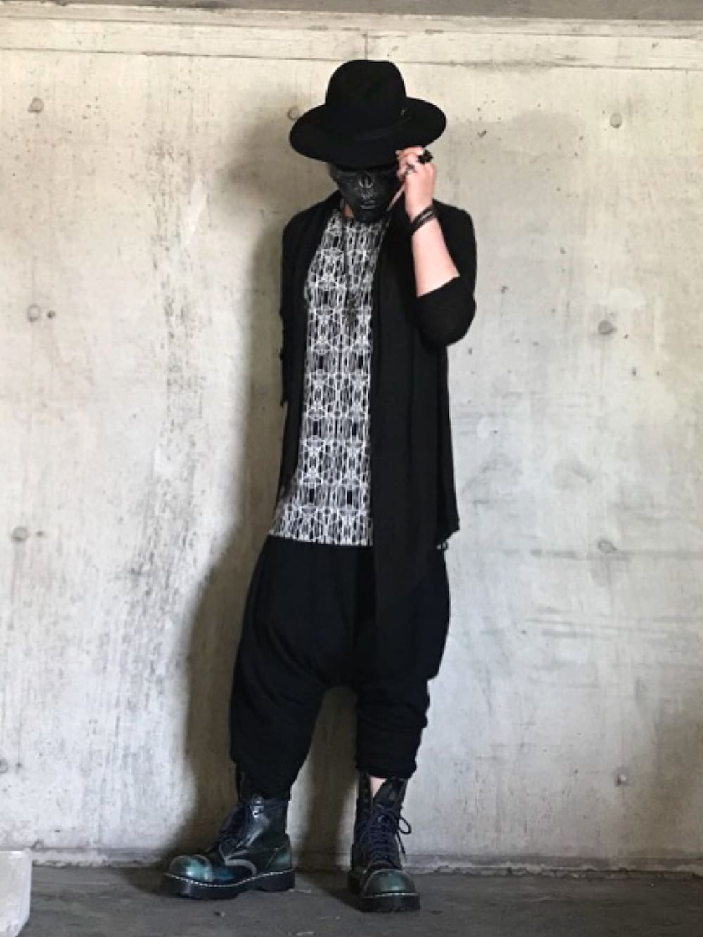 「MiDiom、GADGET GROW、Dr.Martens、ドクターマーチン、ゆるコーデ、ブラック、ビッグシルエット、夏、春夏コーデ、休日コーデ」｜「MiDiomのGeometric Big Tee（Tシャツ/カットソー、その他）」を使った、tøЯu-666-さん（メンズ・170cm）の春コーディネートの1枚目の写真