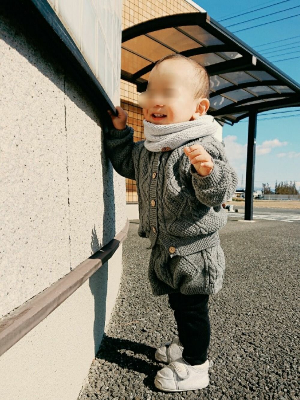 「男の子コーデ、1歳、韓国子供服、モノトーン、monmimi、カーディガン、赤ちゃん、タイツ、おとこのこ、セットアップ」｜「韓国子供服の韓国カーデ（カーディガン/ボレロ、グレー系）」を使った、とわん1105さん（キッズ・80cm）の冬コーディネートの1枚目の写真