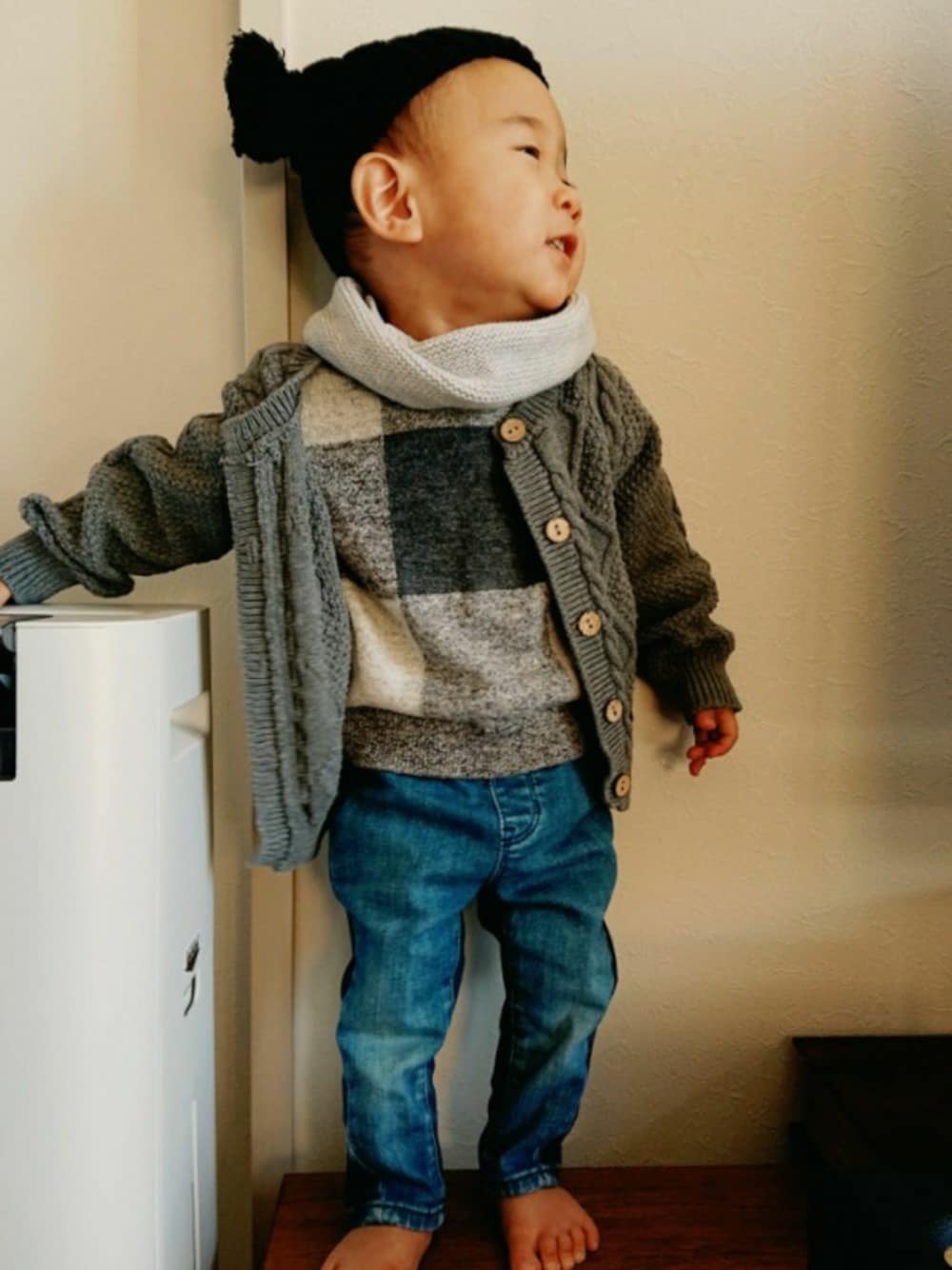 「1歳、おとこのこ、男の子、韓国子供服、赤ちゃんコーデ、デニムパンツ、babygap、チェックニット、H&M、ケーブルカーディガン」｜「H&Mのスヌード（ストール/ショール、グレー系）」を使った、とわん1105さん（キッズ・70cm）の冬コーディネートの1枚目の写真