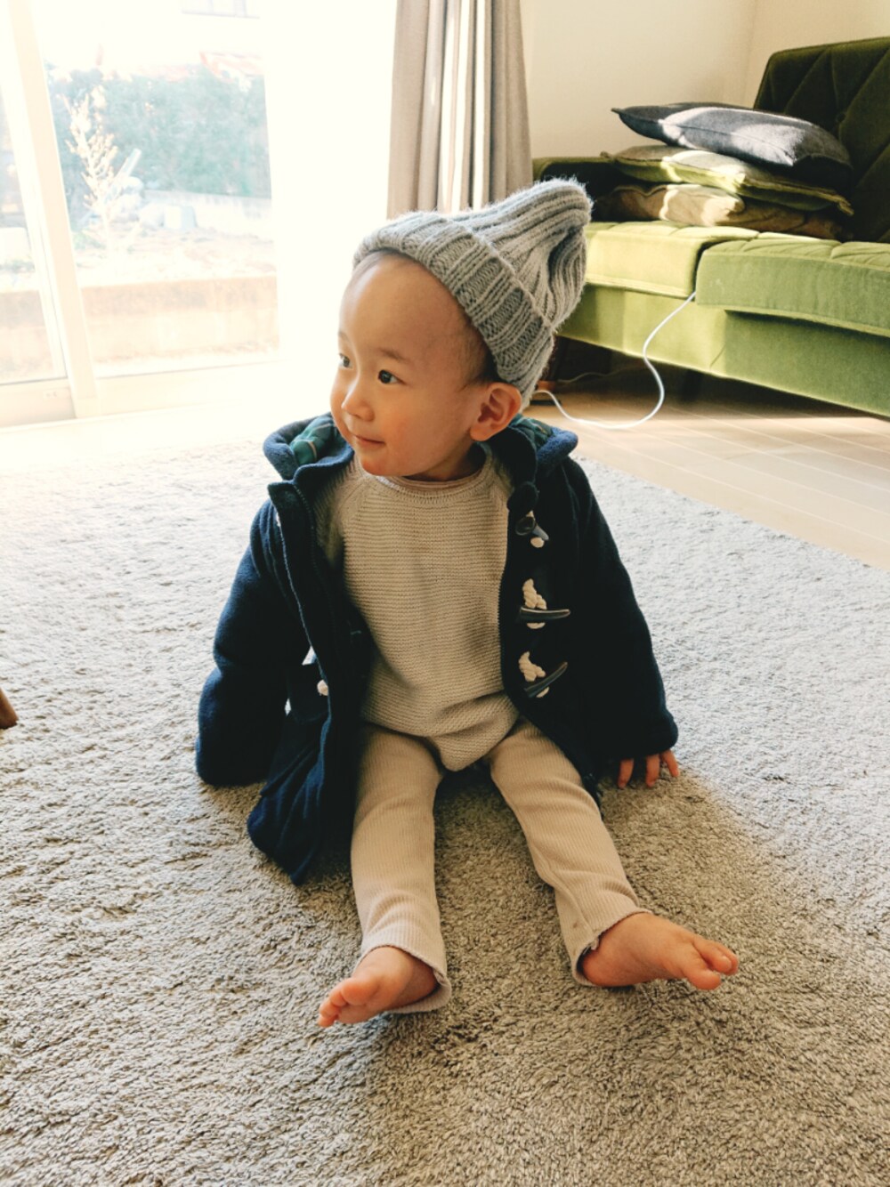 「1歳、おとこのこ、男の子、赤ちゃん、ベビーコーデ、ホワイトコーデ、韓国子供服、ダッフルコート、リブレギンス、モノトーン」｜「DAISOのアイテム（ニットキャップ/ビーニー、グレー系）」を使った、とわん1105さん（キッズ・80cm）の冬コーディネートの1枚目の写真