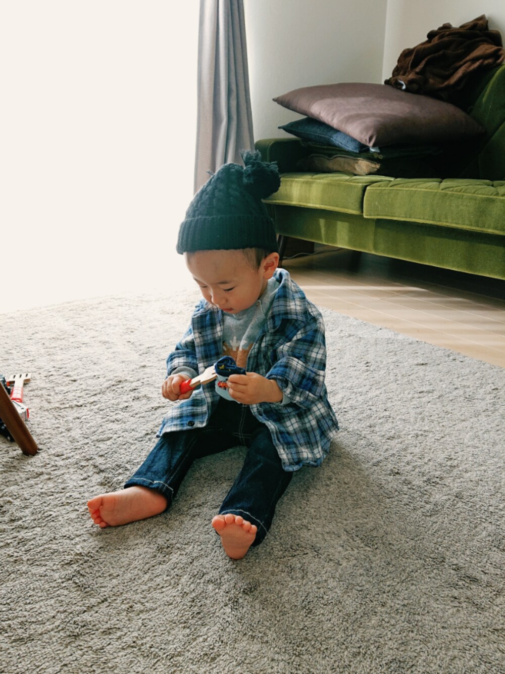 「1歳、おとこのこ、男の子、赤ちゃん、ベビーコーデ、チェックシャツ、ニット帽、プチプラ、カジュアルコーデ、babygap」｜「DAISOのアイテム（ニットキャップ/ビーニー、ブラック系）」を使った、とわん1105さん（キッズ・80cm）の冬コーディネートの1枚目の写真