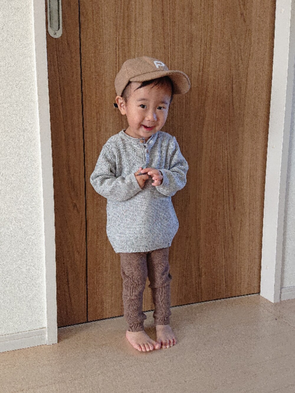 「2歳、男の子、おとこのこ、ブラウン、レギンス、カフェオレコーデ、秋コーデ、ブラウン×グレー、ブラウンコーデ」｜「ZARAのアイテム（ニット/セーター、グレー系）」を使った、とわん1105さん（キッズ・80cm）の秋コーディネートの1枚目の写真