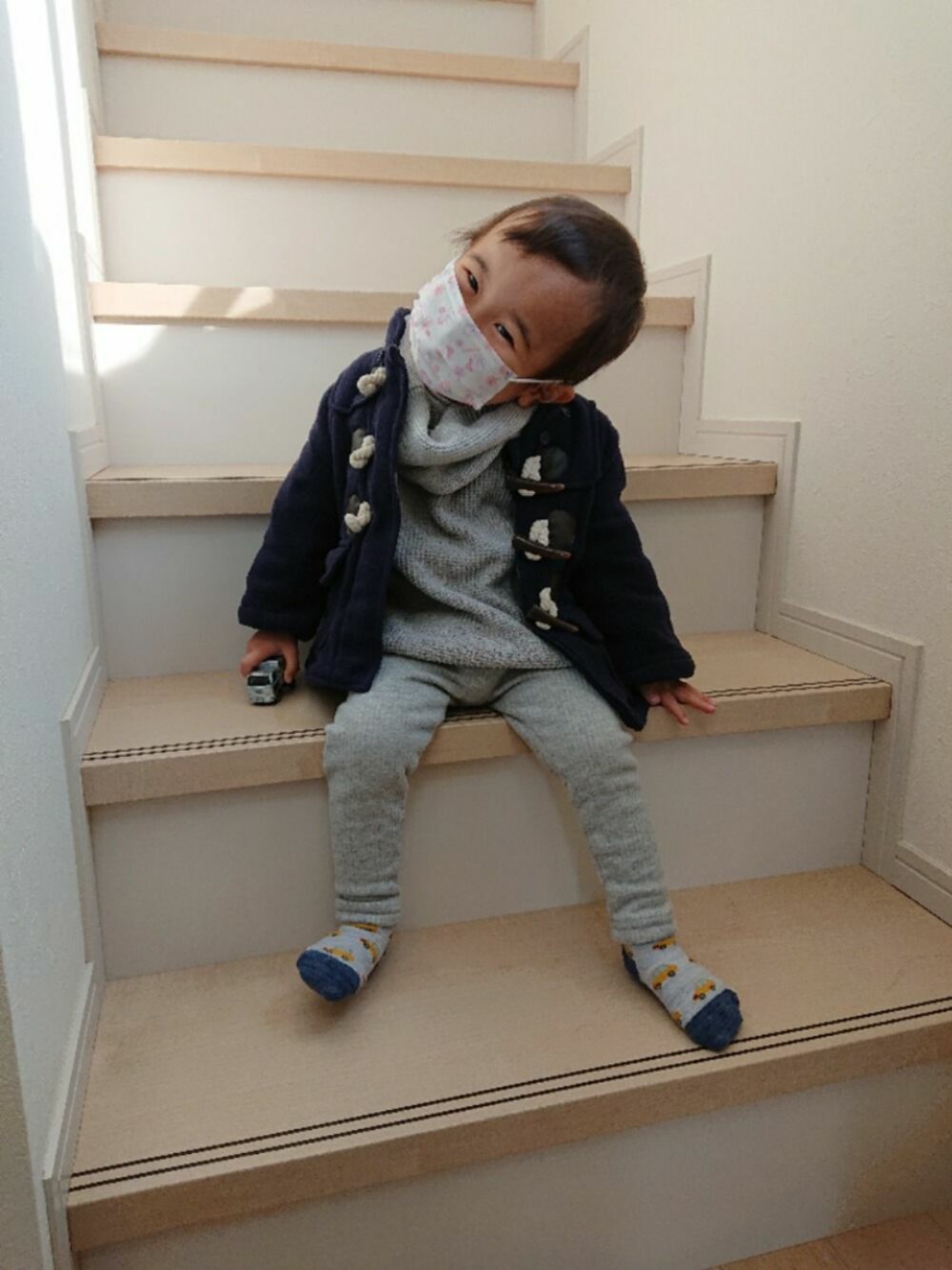 「2歳、男の子、おとこのこ、ダッフルコート、グレーコーデ、ワントーンコーデ、韓国子供服、ネイビー×グレー、カジュアル、プチプラ」｜「西松屋の西松屋コート（ダッフルコート、その他）」を使った、とわん1105さん（キッズ・80cm）の冬コーディネートの1枚目の写真
