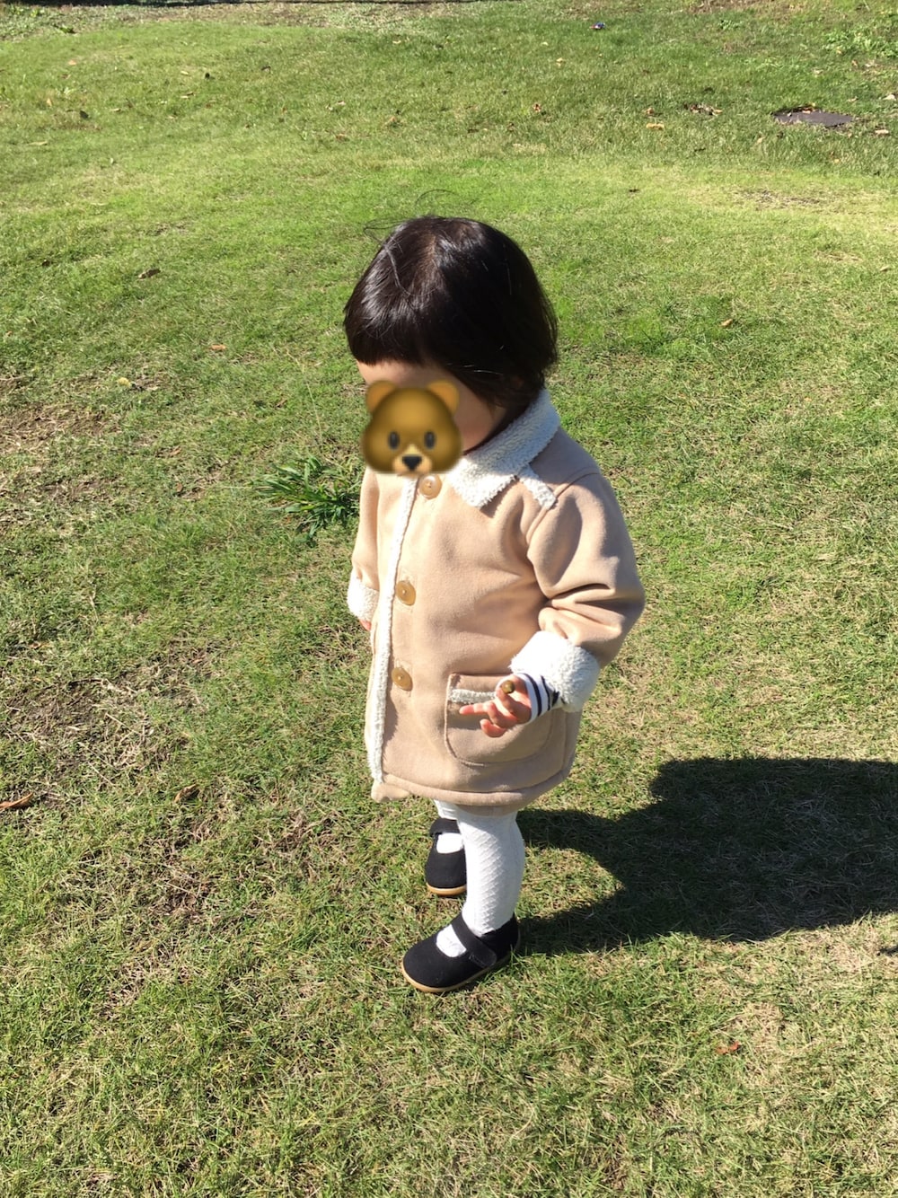 「コート、タイツ」｜「無印良品のアイテム（ムートンコート、ベージュ系）」を使った、mochikoさん（キッズ・90cm）の秋コーディネートの1枚目の写真