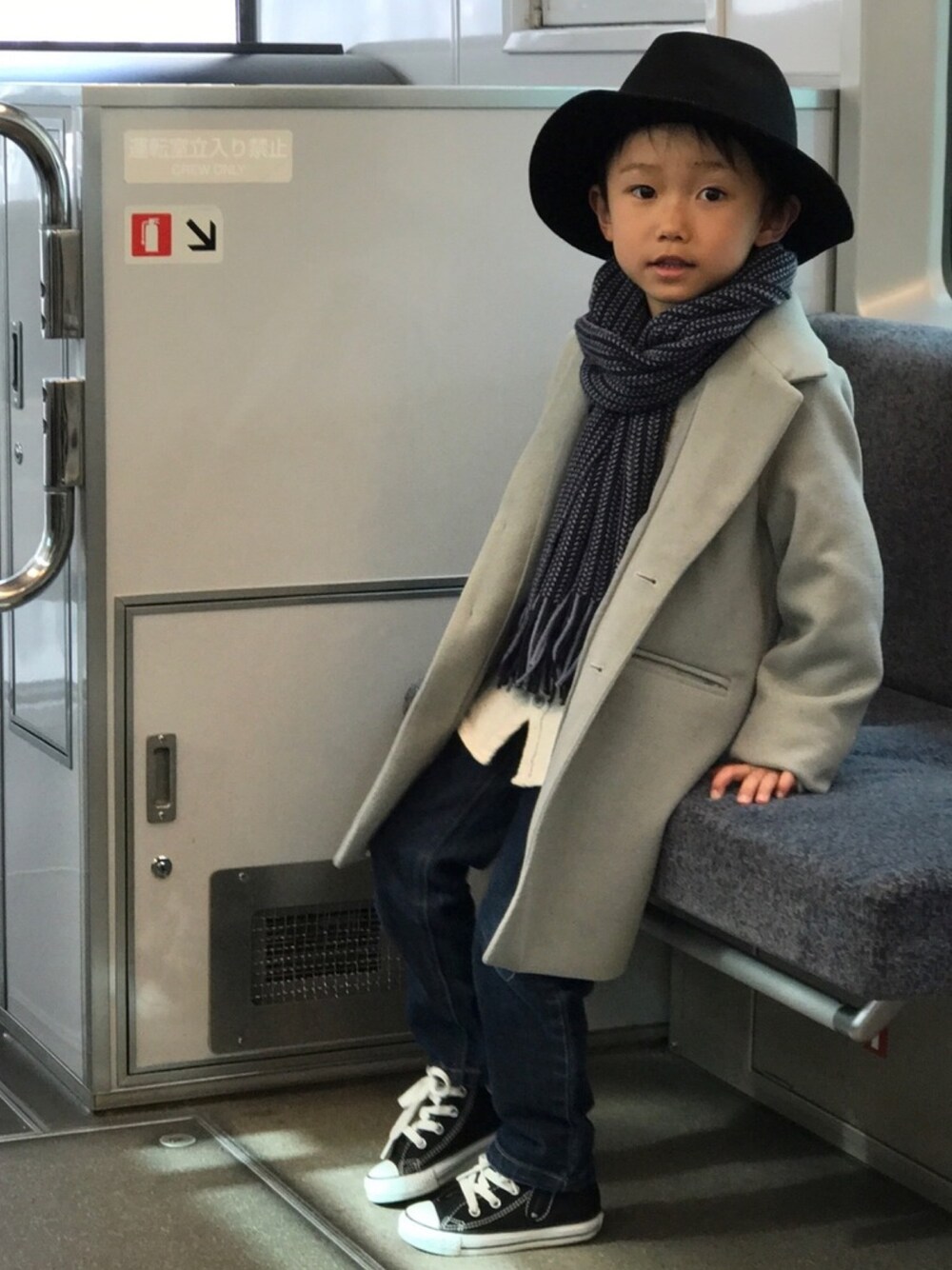 「キッズファッション、カジュアルコーデ、男の子、スニーカー、converse、男の子コーデ、ハット、チェスターコート、マフラー、デニム」｜「Right-onの【MPS】チェスターコート（チェスターコート、グレー系）」を使った、mu-さん（キッズ・110cm）の春コーディネートの1枚目の写真