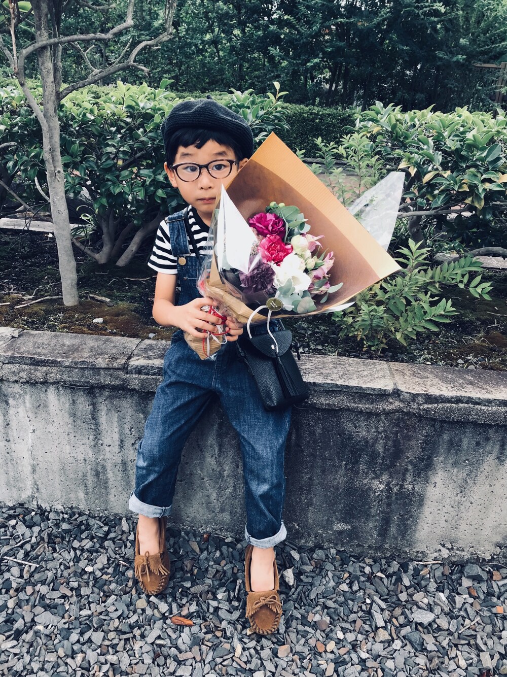 「キッズコーデ、Lee kids、サロペット、モカシン、ミネトンカ、ベレー帽、ボーダー、めがね」｜「Minnetonkaの【MINNETONKA】 ミネトンカ キッズ　KILTY/　キルティ スエード モカシン（キッズ）（モカシン/デッキシューズ、ブラウン系）」を使った、ゆう。さん（キッズ・110cm）の秋コーディネートの1枚目の写真