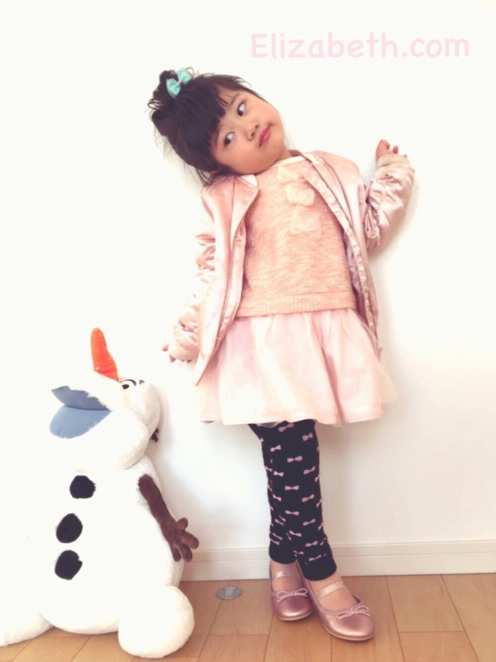 「ワントーンコーデ、ピンク、女の子、ワンピース、チュールスカート、4歳、プチプラ、キッズコーデ、MA-1、おだんごヘアー」｜「西松屋のアイテム（ワンピース、ピンク系）」を使った、SERAHさん（キッズ・100cm）の冬コーディネートの1枚目の写真
