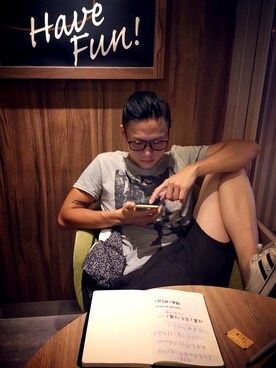 「S2 / Handのアイテム（Tシャツ/カットソー、グレー系）」を使った、亞里士多寶さん（メンズ・190cm）の夏コーディネート