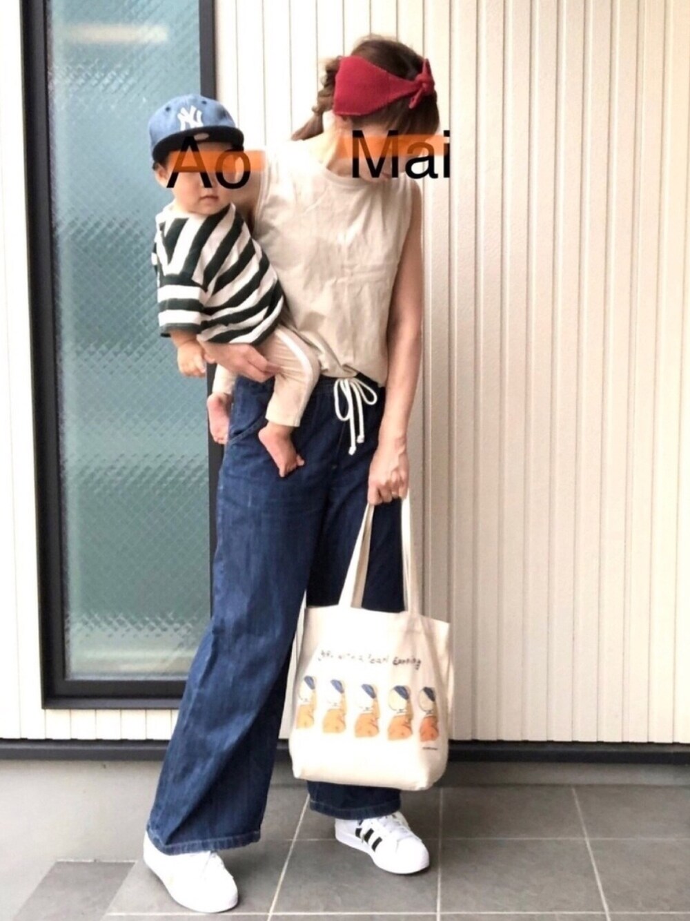 ベージュ系のTシャツ/カットソー、ブルー系のデニムパンツ、ホワイト系のスニーカーを着用したレディースの夏コーディネートの1枚目の写真