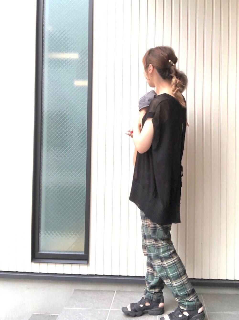 「シンプル、メンズアイテム、スニーカーコーデ、スニーカー女子、リーボックラブ、おやこーで。、トーマス、男の子、1歳」｜「CIAOPANIC TYPYの【KIDS】きかんしゃトーマス コラボパッチプリントT（Tシャツ/カットソー、グレー系）」を使った、mai✺maiさん（レディース・158cm）の秋コーディネートの1枚目の写真