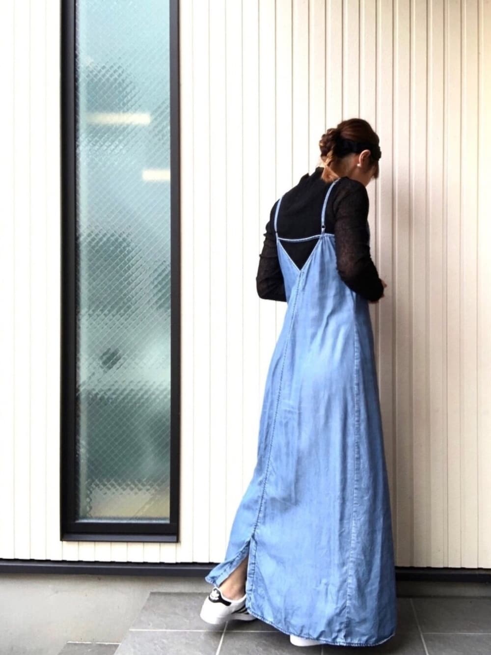 「デニムワンピース、バックスタイル、スニーカーコーデ、スニーカー女子、やっぱりデニムが好き、エスプリ」｜「mysticのスラブプリーツプルオーバー（Tシャツ/カットソー、ブラック系）」を使った、mai✺maiさん（レディース・158cm）の秋コーディネートの1枚目の写真