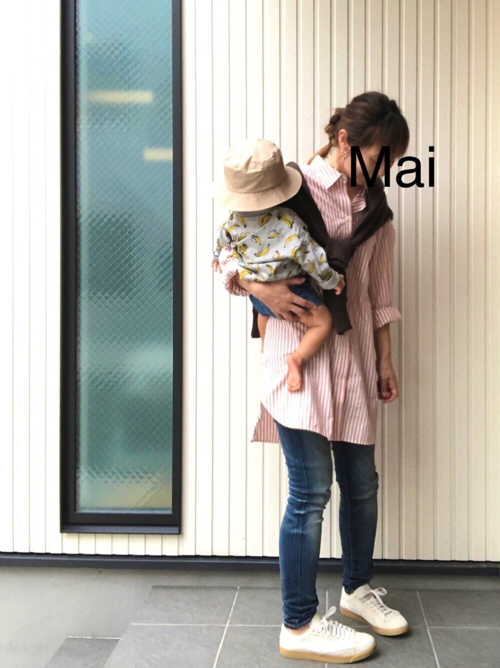 「ピンク×ブラウン、スニーカーコーデ、スニーカー女子、やっぱりデニムが好き、おやこーで。、バナナ柄、男の子、1歳」｜「BeBeのBeBe/刺繍入りハット（ハット、ベージュ系）」を使った、mai✺maiさん（レディース・158cm）の秋コーディネートの1枚目の写真