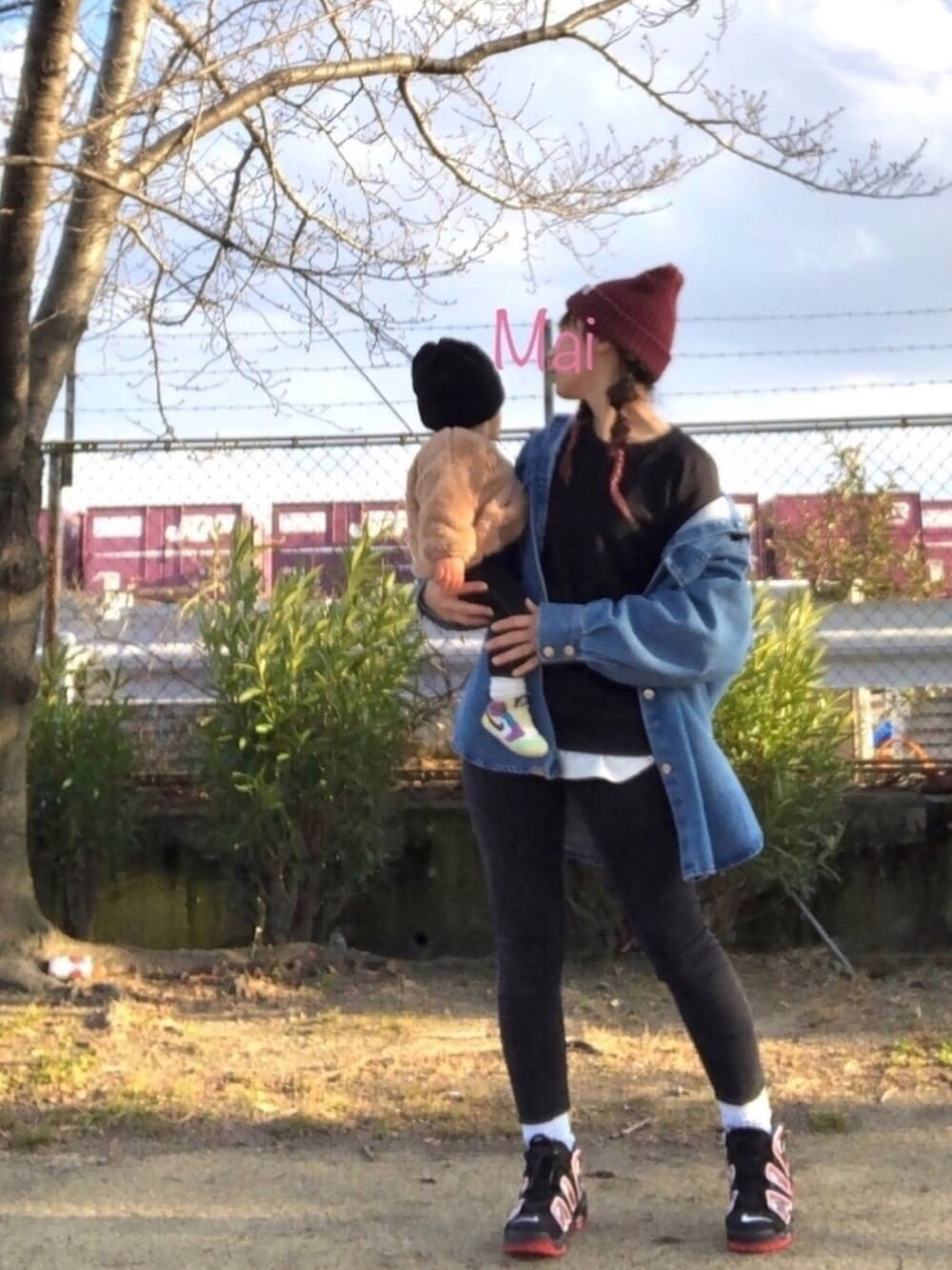 「おやこーで。、スニーカーコーデ、NIKE、モアテン、デニムジャケット、男の子、1歳、チョコ色に染まれ、aj1、くまさん」｜「ドクターイエロー🚅のアイテム（その他、イエロー系）」を使った、mai✺maiさん（レディース・158cm）の冬コーディネートの1枚目の写真
