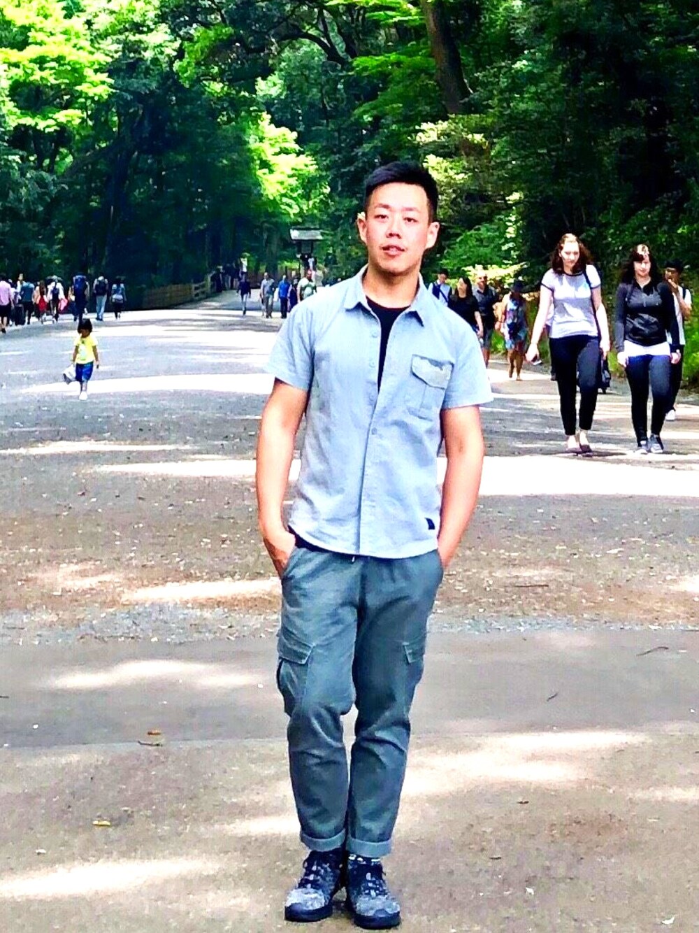 「PUMA、travel、TOKYO」｜「H:CONNECTのアイテム（チノパンツ、グリーン系）」を使った、Dannyさん（メンズ・170cm）の夏コーディネートの1枚目の写真