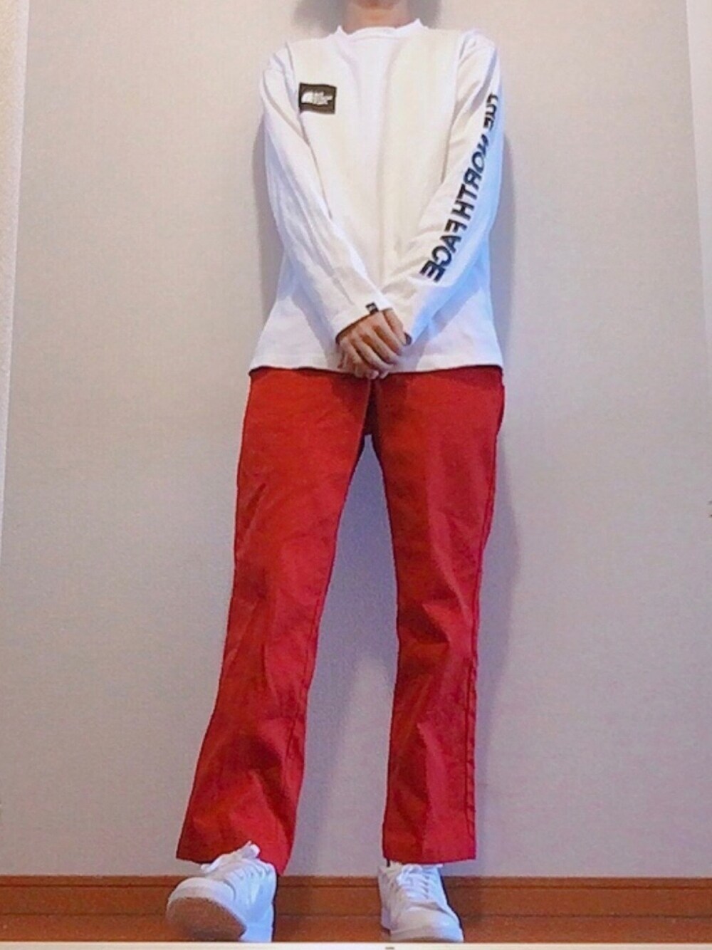 ホワイト系のTシャツ/カットソー、レッド系のパンツ、ホワイト系のスニーカーを着用したメンズの春コーディネートの1枚目の写真