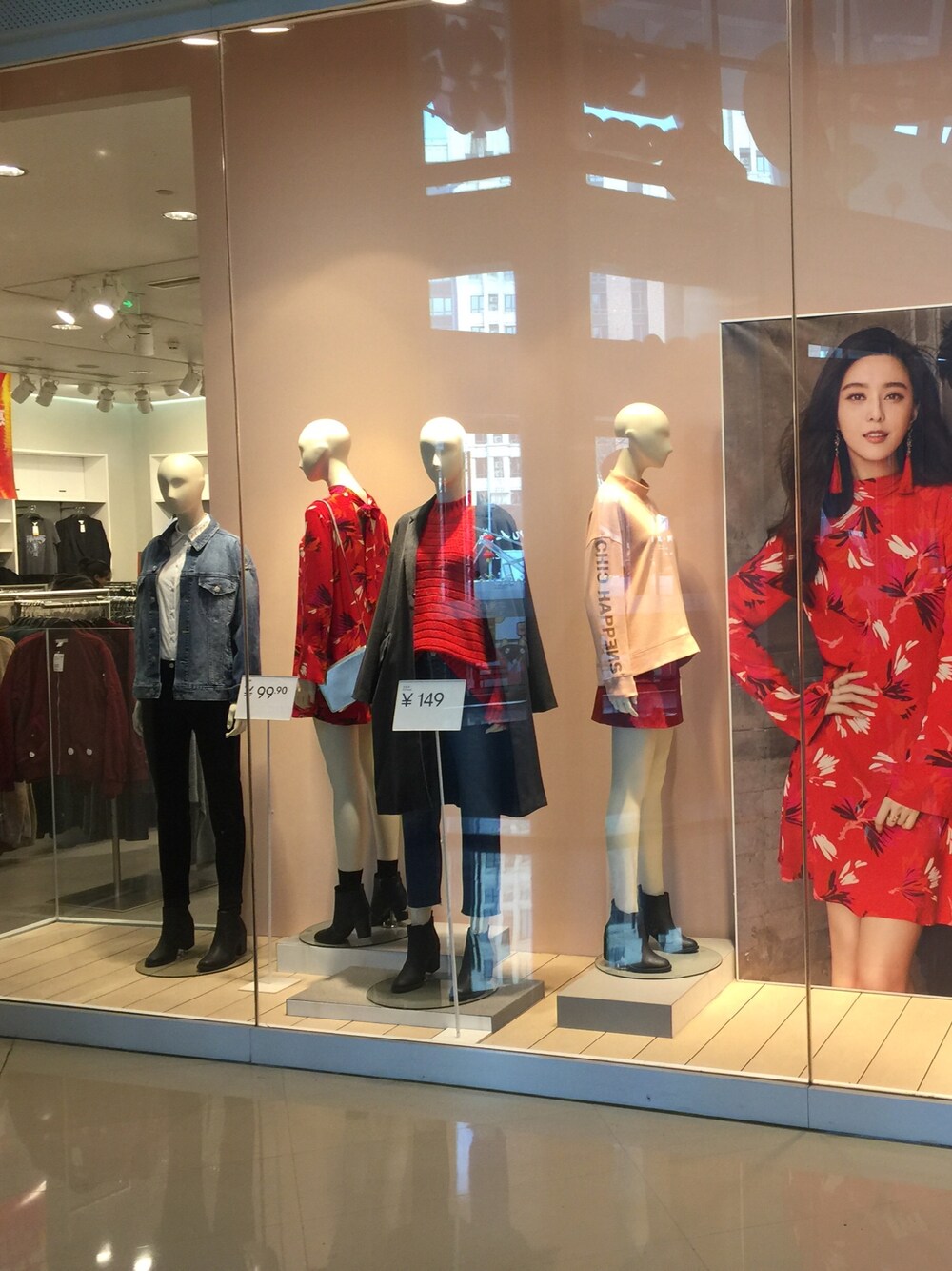 「H&Mのアイテム（トップス、レッド系）」を使った、huangfujianwenさん（メンズ・170cm）の冬コーディネートの1枚目の写真