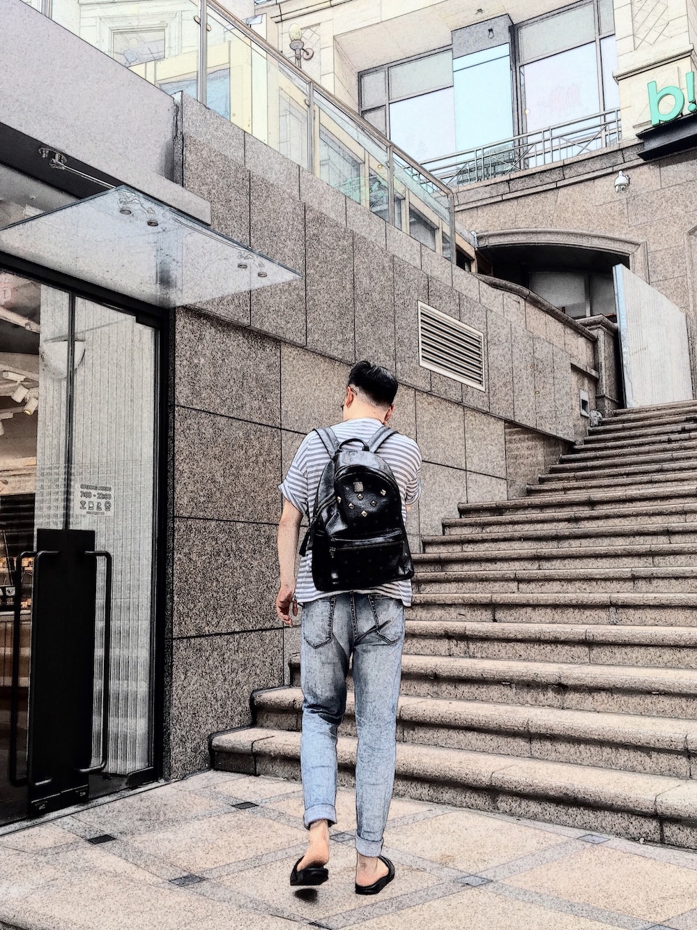 「MCMのアイテム（バックパック/リュック、ブラック系）」を使った、huangfujianwenさん（メンズ・170cm）の夏コーディネートの1枚目の写真