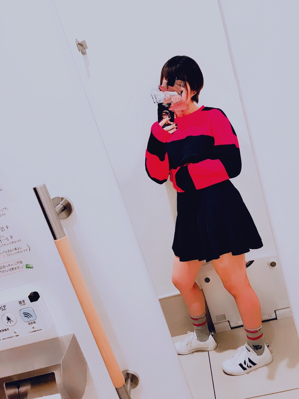 「しましま、ショートカット、トイレから失礼しやす、赤、黒、赤黒、ナイキ、adidas」｜「ZARAのアイテム（Tシャツ/カットソー、レッド系）」を使った、pagさん（レディース・160cm）の秋コーディネートの1枚目の写真